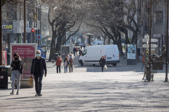 Poštová ulica v bratislavskej mestskej časti Staré Mesto počas mimoriadnej sitácie v súvislosti s výskytom ochorenia COVID-19 spôsobeným koronavírusom (2019-nCoV) na Slovensku. Bratislava, 18. marec 2020.