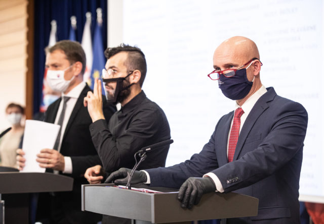 Predseda vlády SR Igor Matovič (vľavo) a minister školstva, vedy, výskumu a športu SR Branislav Gröhling (vpravo) počas tlačovej konferencie, na ktorej predstavili štvrtú fázu uvoľňovania opatrení. Bratislava, 18. máj 2020.