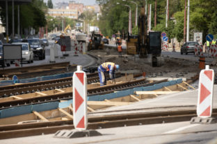 Úprava koľajového zvršku a spodku na najdlhšom a najkomplikovanejšom úseku električkovej trate od tunela pod hradom po Molecovu počas 4. etapy modernizácie Dúbravsko-Karloveskej radiály v Bratislave. Dopravné obmedzenia by mali trvať od 2. mája 2020 do septembra 2020, kedy má byť Dúbravsko-Karloveská radiála kompletne zmodernizovaná.