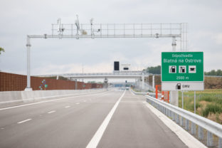 Rýchlostná cesta počas oficiálneho otvorenia cesty R7 Holice - Ketelec a časti diaľnice D4 Ketelec - Rovinka v Blatnej na Ostrove. Blatná na Ostrove, 19. júl 2020.