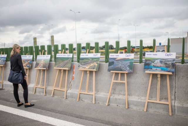 Atmosféra počas oficiálneho otvorenia rýchlostnej cesty R7 R7 Holice - Ketelec a časti diaľnice D4 Ketelec - Rovinka v Blatnej na Ostrove. Blatná na Ostrove, 19. júl 2020. 