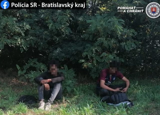 Bratislavskí policajti zadržali dvoch migrantov pravdepodobne z Maroka, ktorí vyskočili na moste Lafranconi z návesu nákladného auta. Hliadka po preverení oznámenia o 13:25 zadržala dvoch mužov v Mlynskej doline. Mužov následne odovzdali cudzineckej polícii. Bratislava, 11. august 2020.