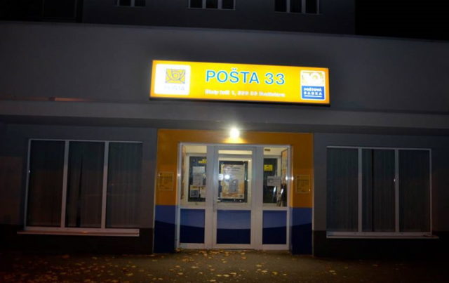 Polícia pátra po neznámom páchateľovi, ktorý úradoval v noci v pobočke pošty na Námestí Biely kríž v Bratislave. Vo vnútorných priestoroch poškodil pohybový senzor a časový trezor. Spôsobené škody presiahli 266 eur. Bratislava, 28. október 2020.