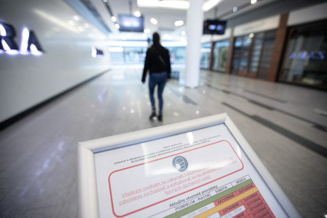 Oznam pri vstupe do nákupného centra po zavedení nových opatrení vlády SR, ktoré umožnili otvoriť ïalšie obchody, služby a prevádzky počas mimoriadnej situácie v súvislosti s ochorením COVID-19 spôsobeným koronavírusom (2019-nCoV). Bratislava, 30. marec 2020.