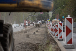 Úprava koľajového zvršku a spodku na najdlhšom a najkomplikovanejšom úseku električkovej trate od tunela pod hradom po Molecovu počas 4. etapy modernizácie Dúbravsko-Karloveskej radiály v Bratislave. Dopravné obmedzenia by mali trvať 2. mája 2020 do septembra 2020, kedy má byť Dúbravsko-Karloveská radiála kompletne zmodernizovaná. Bratislava, 5. máj 2020.