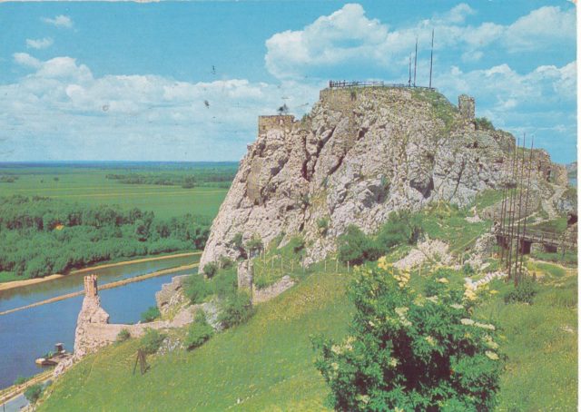 Hrad devin 70. roky dole je vidiet pohranicnu straz.jpg