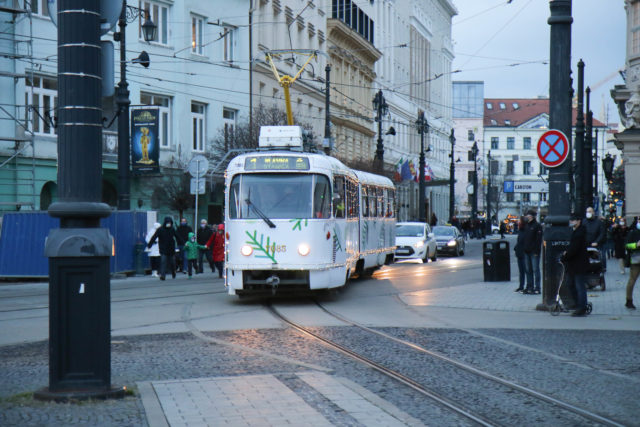 Vianočná električka, vypravená po desiatykrát Dopravným podnikom Bratislava v rámci sviatku svätého Mikuláša. Tento rok bude električka v súvislosti s pandémiou COVID-19 slúžiť ako pojazdná galéria vianočných ozdôb na trase linky 1. Bratislava, 6. december 2020. 