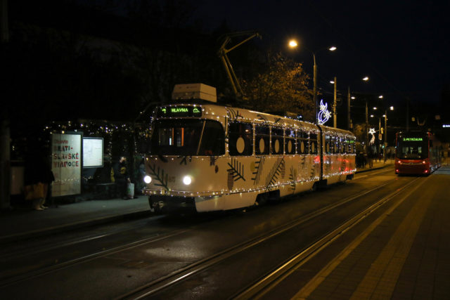 Vianočná električka na vyzdobenej zastávke šafárikovo námestie, vypravená po desiatykrát Dopravným podnikom Bratislava v rámci sviatku svätého Mikuláša. Tento rok bude električka v súvislosti s pandémiou COVID-19 slúžiť ako pojazdná galéria vianočných ozdôb na trase linky 1. Bratislava, 6. december 2020. 