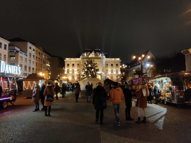 Vianočné trhy na Hviezdoslavovom námestí