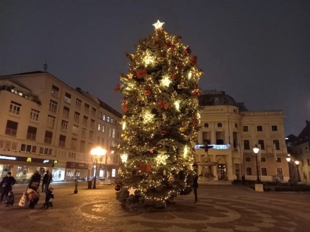 Vianočný stromček na Hviezdoslavovom námestí