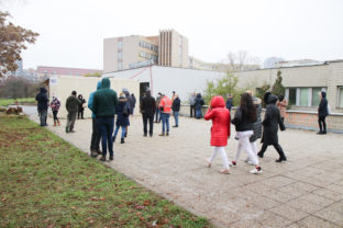 ¼udia čakajúci na testovanie pomocou antigénových testov na COVID-19 na mobilnom odbernom mieste (MOM) pred ružinovskou nemocnicou v Bratislave. Bratislava, 4. december 2020.