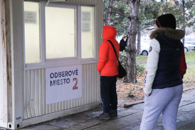 ¼udia čakajúci na testovanie na COVID-19 pomocou antigénových testov na mobilnom odbernom mieste pred ružinovskou nemocnicou v Bratislave. Bratislava, 4. december 2020.