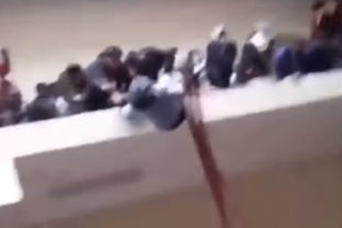 VIDEO: zachytáva pád študentov zo 4 poschodia, najmenej 5 ich neprežilo