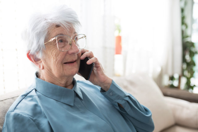 Seniori seniorka telefon pomoc infolinka