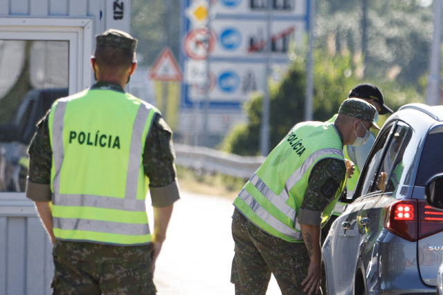 Polícia počas vykonávania zdravotno-bezpečnostnej kontroly osôb na štátnej hranici Petržalka - Berg pri vstupe na územie Slovenskej republiky z dôvodu novozavedeného Alert systému - covid automatu pre hranice. Slovensko sa aktuálne riadi 2. stupňom intenzity kontrol. Bratislava, 6. júl 2021.