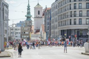 Účastníci počas protestu pred Prezidentským palácom proti novele zákona o verejnom zdraví, ktorá zvýhodňuje zaočkovaných proti ochoreniu COVID-19. Bratislava, 29. júl 2021.