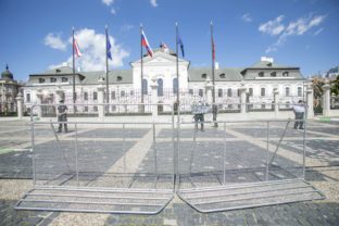 Zátarasy na Hodžovom námestí počas protestu v okolí Prezidentského paláca proti novele zákona o verejnom zdraví, ktorá zvýhodňuje zaočkovaných proti ochoreniu COVID-19. Bratislava, 29. júl 2021.