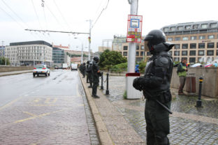 Policajné jednotky dohliadajúce na poriadok počas protestu na Hodžovom námestí proti novele zákona o verejnom zdraví, ktorá zvýhodňuje zaočkovaných proti ochoreniu COVID-19 pred nezaočkovanými. Bratislava, 5. august 2021.