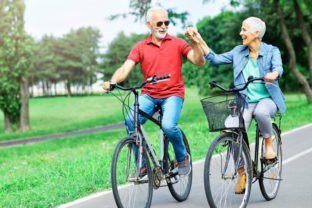Seniori bicykle bicykel cyklojazda mobilita