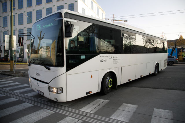 Autobus spoločnosti ARRIVA Mobility Solutions, ktorá je novým autobusovým dopravcom Bratislavského samosprávneho kraja (BSK), vchádza do autobusovej stanice Nivy v Bratislave. Bratislava, 15. november 2021.