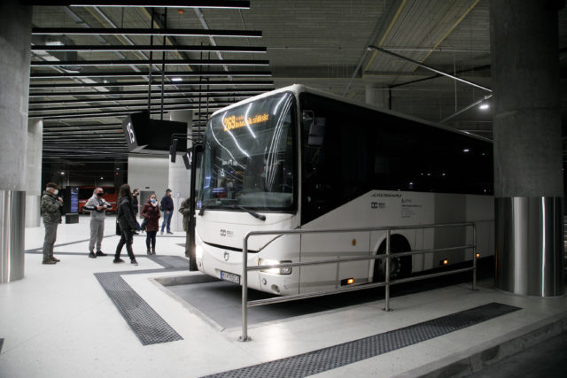 Autobus spoločnosti ARRIVA Mobility Solutions, ktorá je novým autobusovým dopravcom Bratislavského samosprávneho kraja (BSK), na nástupišti autobusovej stanice Nivy v Bratislave. Bratislava, 15. november 2021.