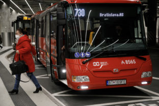 Autobus spoločnosti ARRIVA Mobility Solutions, ktorá je novým autobusovým dopravcom Bratislavského samosprávneho kraja (BSK), na nástupišti autobusovej stanice Nivy v Bratislave. Bratislava, 15. november 2021.