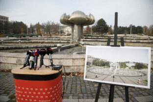 Vizualizácia obnovenej fontány Družba (vpravo v popredí) a fontána pred revitalizáciou (v pozadí) pred tlačovou konferenciou Metropolitného inštitútu Bratislavy k rekonštrukcii fontány Družba na Námestí slobody v Bratislave. Bratislava, 16. november 2021.