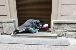 bezdomovec, spanie vonku