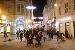 Vianočná výzdoba v bratislavskom Starom Meste. Bratislava, 4. december 2021.