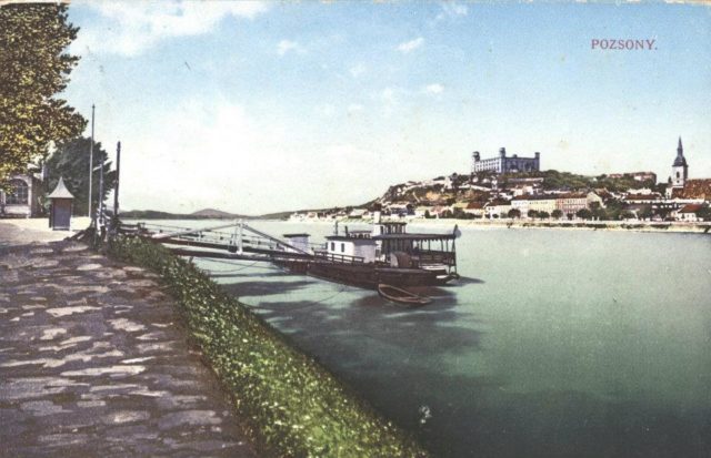 Dunaj rieka bratislava lodky pristav.jpg