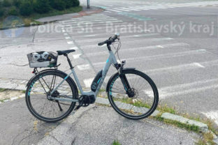 Elektricky bicykel nehoda policia seniorky.jpg