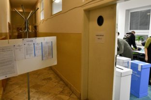 Volby volebná miestnost komunalne primator starosta ucast