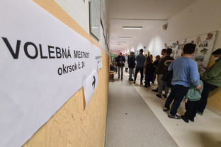 Voliči čakajú v rade pred volebnou miestnosťou na Základnej škole Vazovová v Bratislave počas spojených volieb do orgánov územnej samosprávy 2022. Bratislava, 29. október 2Priebeh volieb na Z Vazovova