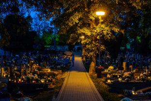 Atmosféra na nitrianskych cintorínoch pri príležitosti blížiaceho sa Sviatku všetkých svätých Sviatok všetkých svätých