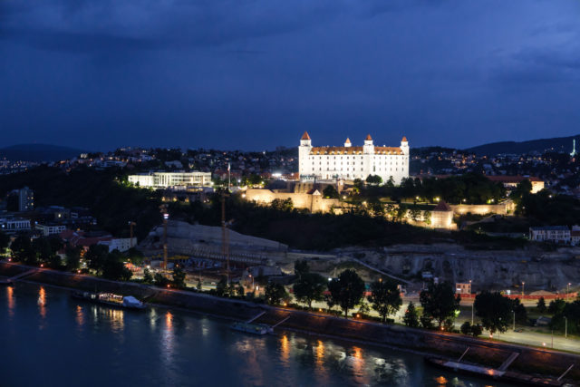 Bratislavsky hrad nasvieteny svetlo pamiatka spomienka