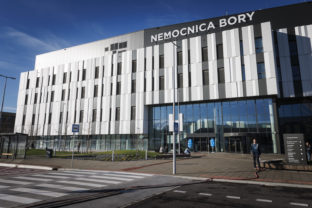Vstup do Nemocnice Bory v Bratislave počas prehliadky pri príležitosti tlačovej konferencie na tému: Kolaudačné rozhodnutie, medicínske špecializácie, stavebný a personálny update, predstavenie zdravotníkov zo zahraničia a prvý deň otvorených dverí pre verejnosť