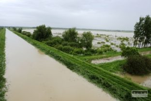 Rieka Ondava zaplavila polia