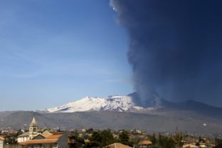 Sopka Etna sa opäť prebudila