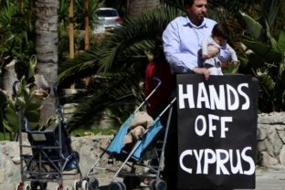 Cyperčania protestujú.
