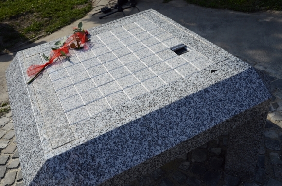 Jána Langoša pripomína pamätník Odkrývanie