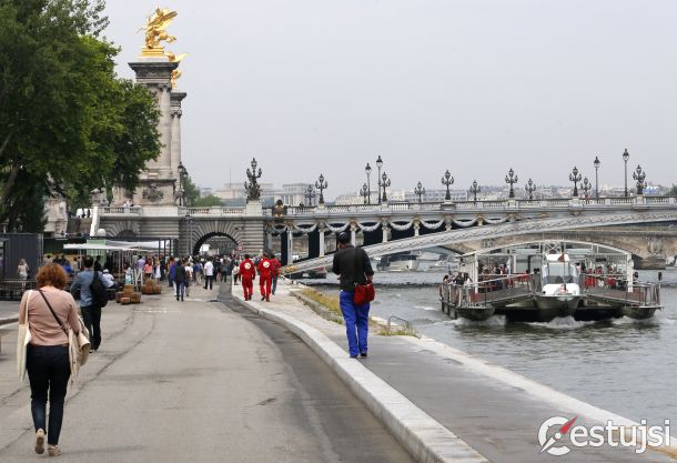 Paríž vrátil časť nábrežia Seiny chodcom - a práve včas, aby si pri rieke mohli užiť leto.