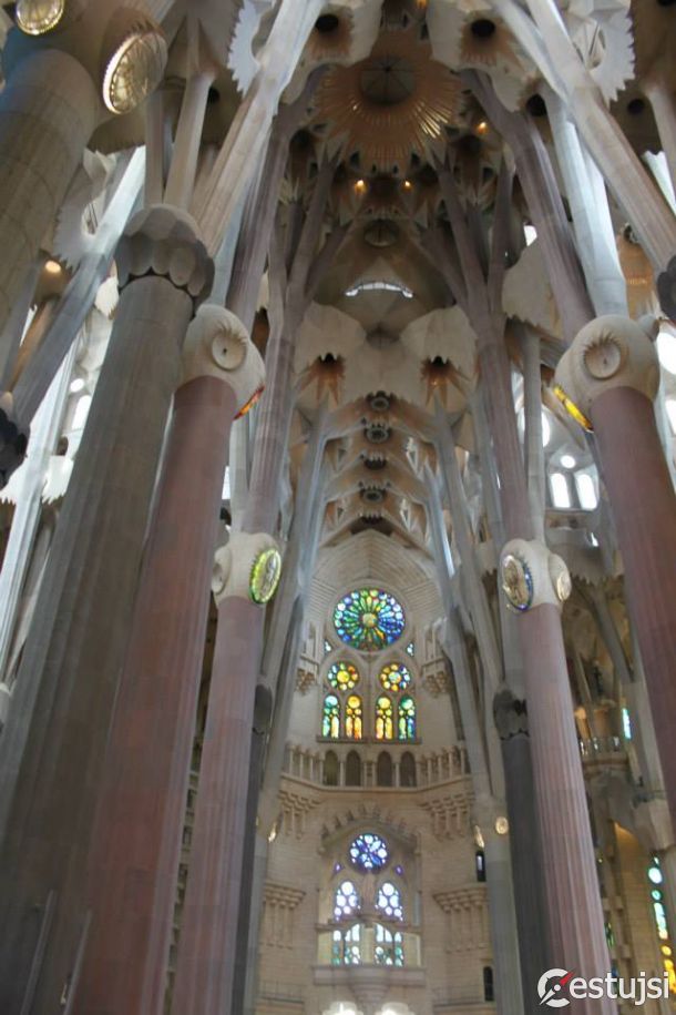 Monumentálnosť chrámu Sagrada Família nemožno dosť dobre zachytiť na žiadnej fotografii.