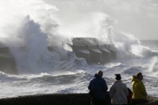 Anglicko, Wales a Francúzsko devastovala búrka