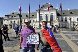 Desiatky ľudí protestovali v Bratislave za slušný a bezpečný život