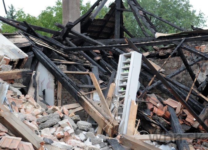 V Nitre explodoval rodinný dom, príčinou nebol plyn