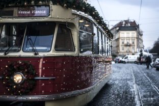 Ulice Bratislavy pred Vianocami rozžiari električka