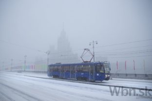 Moskvu zasiahla snehová búrka, ochromila leteckú dopravu