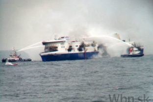 Trajekt pri pobreží Grécka zachvátil mohutný požiar