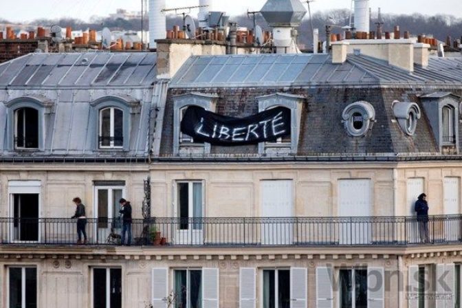 Ulicami Paríža pochodujú státisíce ľudí proti terorizmu