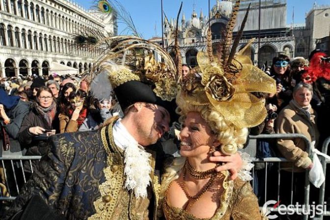 Benátky ožili karnevalom, hýria výstrednými maskami